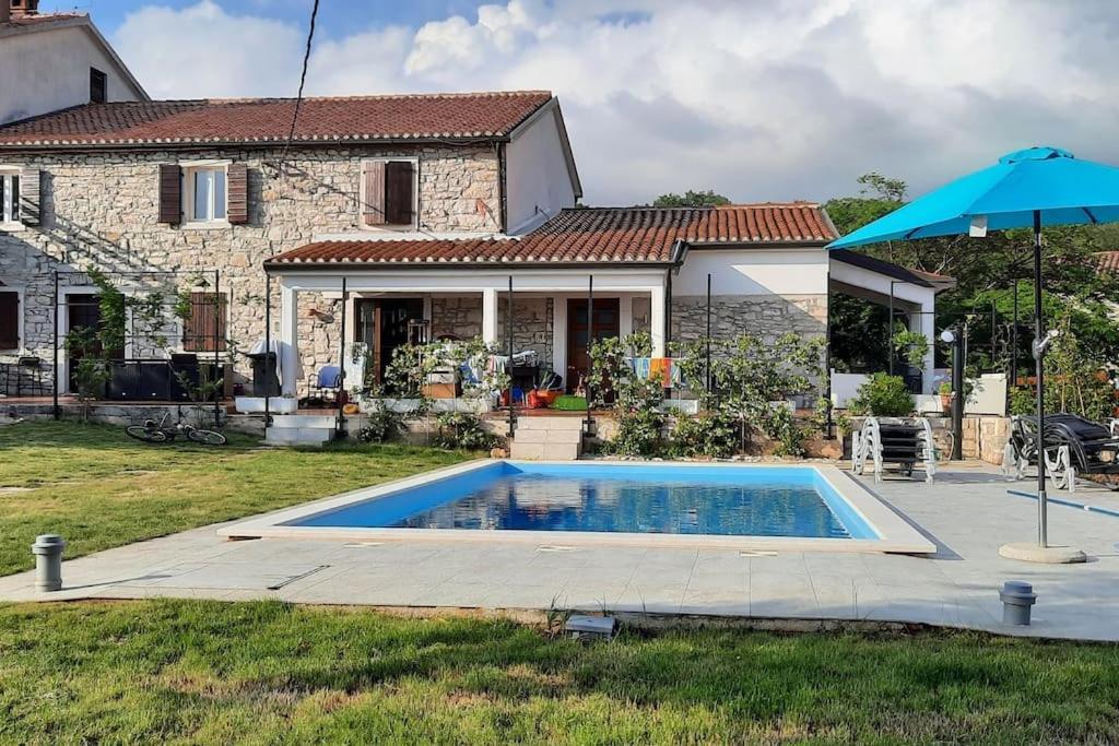 Holiday Home For 8 People, Pool + Sea View Vilanija Luaran gambar