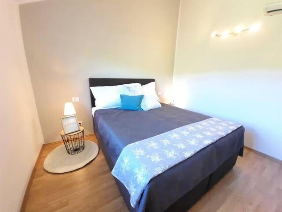 Holiday Home For 8 People, Pool + Sea View Vilanija Luaran gambar