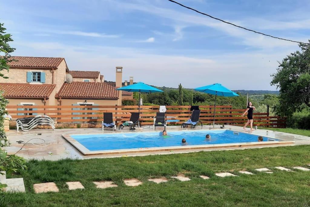 Holiday Home For 8 People, Pool + Sea View Vilanija Luaran gambar