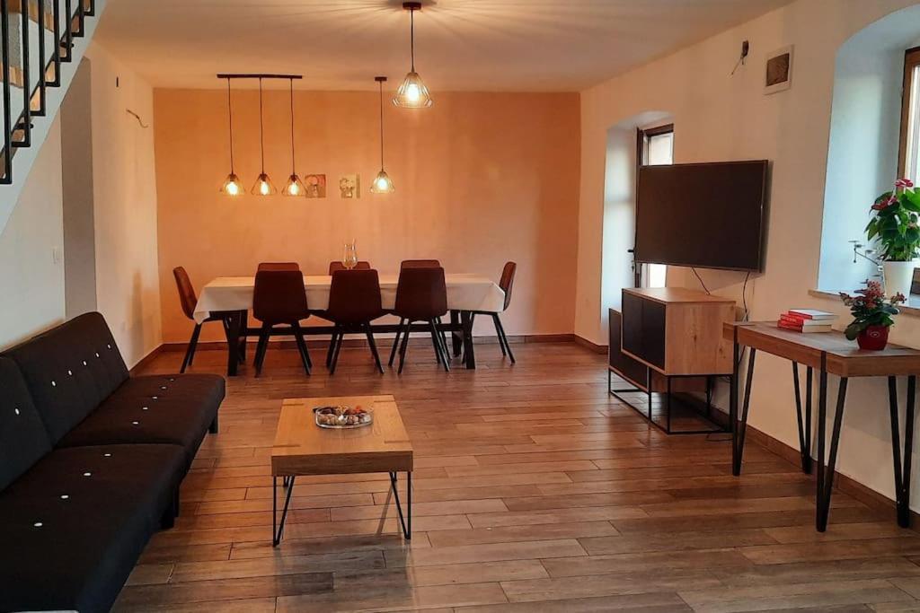 Holiday Home For 8 People, Pool + Sea View Vilanija Luaran gambar