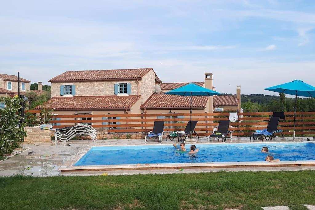 Holiday Home For 8 People, Pool + Sea View Vilanija Luaran gambar