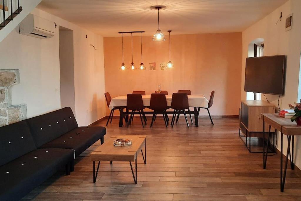 Holiday Home For 8 People, Pool + Sea View Vilanija Luaran gambar