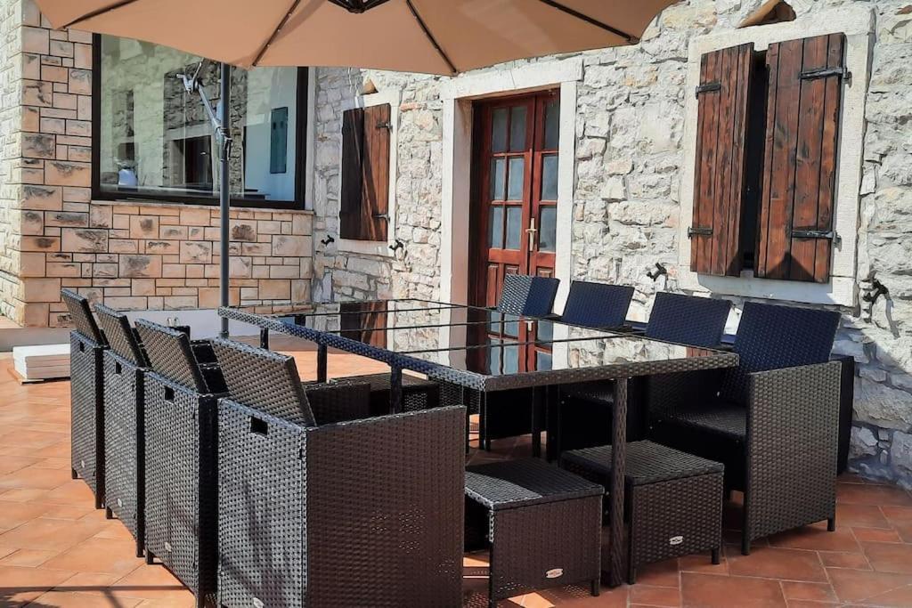 Holiday Home For 8 People, Pool + Sea View Vilanija Luaran gambar